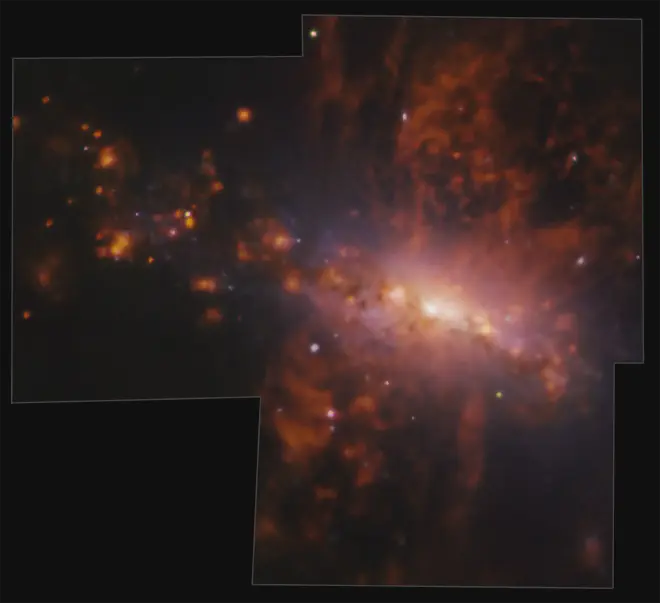 Gas expulsado de la galaxia NGC 4383