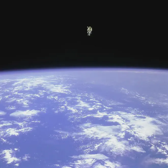 Bruce McCandless el día que fue satélite artificial de la Tierra