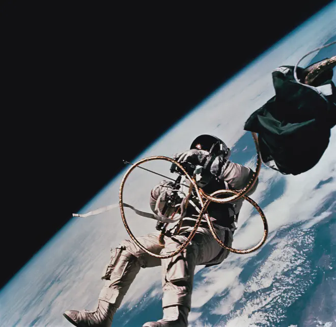 Ed White durante la caminata espacial