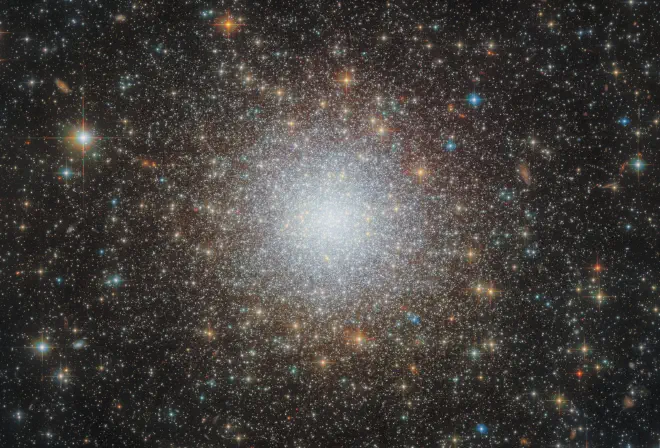 NGC 2210, uno de los cúmulos globulares más antiguos encontrados en el halo de la Vía Láctea