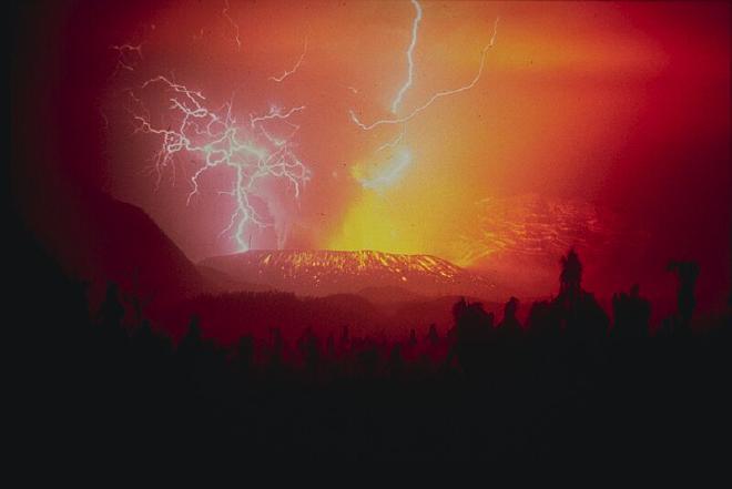 <strong>Foto del Servicio Geológico de los Estados Unidos de la erupción (con rayos) del volcán indonesio Galungung en 1982</strong>