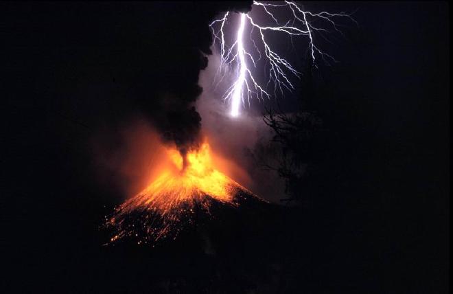 <strong>Erupción del volcán Rinjani, con rayos volcánicos, captada por Oliver Spalt en 1.994</strong>